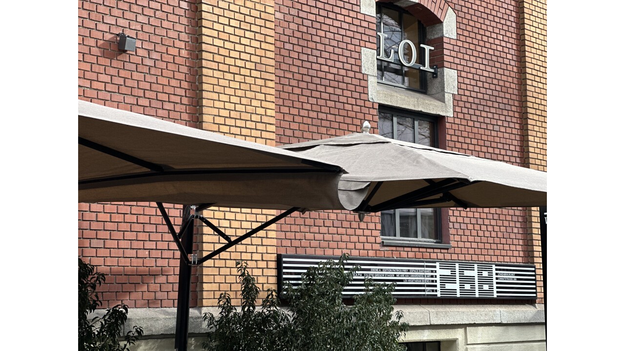 Projekt mit grossen Schirmen Restaurant LOI Zürich, spezielle Regenrinne Verbindung