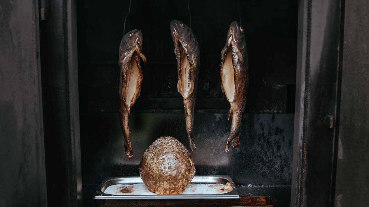 In Räucherkammer auf der Rückseite kann für Gemüse, Fisch oder auch Fleisch verwendet werden.
